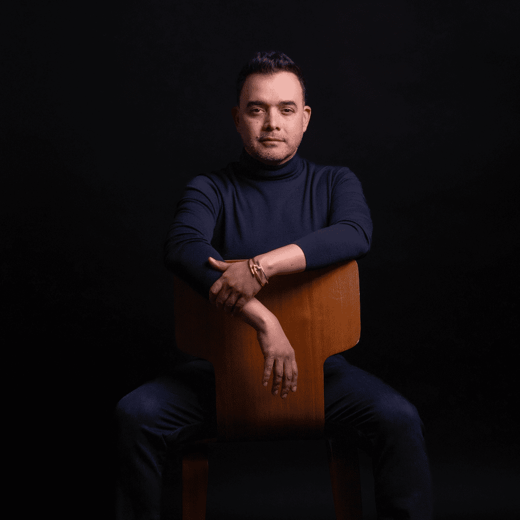 Portrait of Fabian Tamayo, a professional stylist at Fabian Tamayo, showcasing their expertise and style.